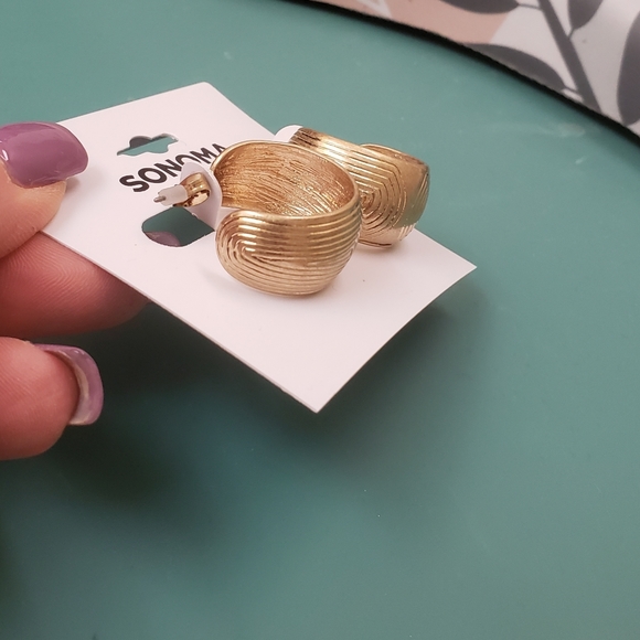 Sonoma, NWT, Gold tone, 3/4 thick hoop, aztec swirl, pierced earrings - Picture 10 of 11